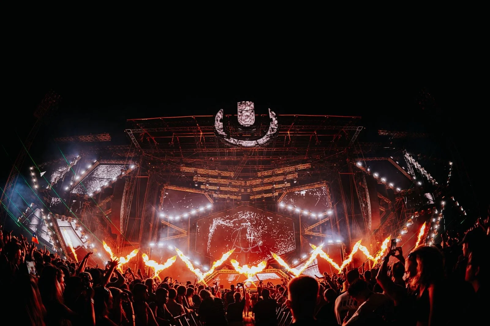 Escenario de Ultra Europe iluminado en rojo y fuego